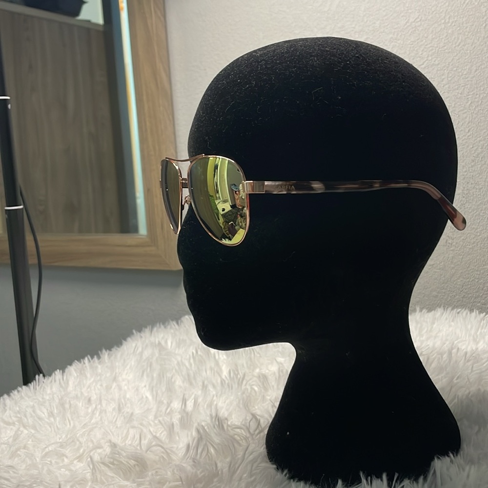 Stylish Gold Aviator Sunglasses - Picture 5 of 5